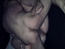 Marido Filma a su Esposa en la Cama Cogiéndose a su Amigo Sin Condón