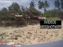 Corno Manso observa a su cachonda esposa Kriss Hotwife siendo follada por el director de Bahía en una concurrida playa pública, a riesgo de ser atrapado.