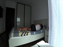 Verdadero engaño. Esposa se folla a su vecino en una cama familiar. Mi marido no está en casa