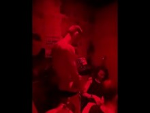 2 chicos que conozco en un bar me desafían a ir al baño con ellos