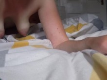 MILF CALIENTE MONTA UNA POLLA CON SUS TETAS CAÍDAS HACIENDAS. Vídeo casero amateur.