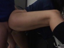 Esposa engaña con un fontanero mientras su marido está de viaje de negocios.Sexo en la cocina