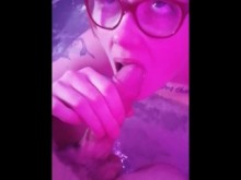 Se la chupo a un desconocido en el jacuzzi delante de mi marido (cornudo)