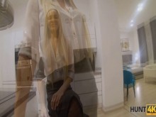 Cazar4k. La chica tiene camisa blanca y medias es golpeada por el cliente de Hubbys