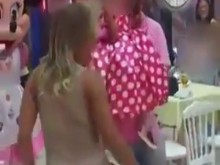 Marido cornudo ofreciendo a su esposa