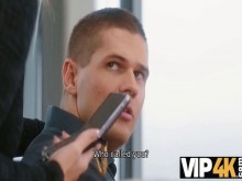 Vip4k. El cornudo canoso no molesta a su esposa con grandes pechos por hacer trampa