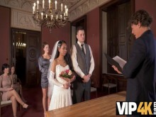 Vip4k. Pareja comienza a follar delante de los invitados después de la ceremonia de boda