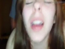 Toro tiene esposa mientras ella mira al cornudo