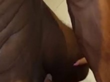 Mujer casada le hizo una mamada a dos y le dio el culo al negro delante del cuerno