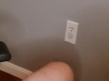 Esposa caliente amordazando la polla de extraños