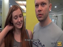 CAZA4K. En un gimnasio vacío, un cazador paga dinero a un cornudo codicioso y empala a su novia