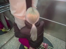 ¡Dick Flash! Deportista desconocida del hotel me hace una mamada en el ascensor publico