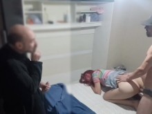 ¡Broma con una esposa con los ojos vendados y un amigo escondido en el armario sin que la esposa lo sepa!
