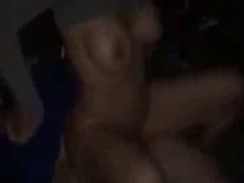 Esposa caliente le dice a su marido cornudo que la polla negra es la mejor