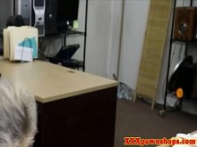 Nena tatuada empeña el coño mientras el cornudo mira
