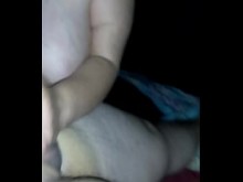 Amber crider le pone un condón al chico que está a punto de chupar