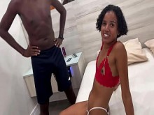 La casada liberada por el cornudo follando con dos machos acabó corriéndose