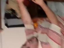 El amigo del marido perfora el culo apretado de la hotwife (el cornudo mantiene su mano)