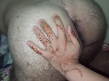 Esposa dominante se folla con el dedo al amigo de su sumiso