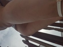 NOVIA NO ESTA EN CASA Y MILF LE GUSTA ENSEÑAR SU CULO A SU YERNO