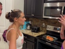 chica trans y sucia danii horneando un pastel enloquecido follando pareja trans