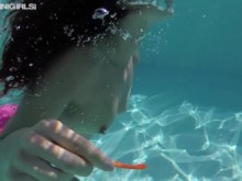 Dos chicas tetonas en el paraíso submarino lleno de tetas y culo