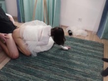 Creampie en la polla del cornudo. El condón se rompió después de la boda