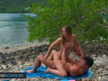 ¡Atrapan a una mujer casada bronceándose en topless en la playa! Follada y llena de creampie por un extraño - Victoria Rae