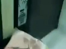 Indian Desi Bhabhi se folló a su marido y a su amigo al mismo tiempo por detrás 1080p