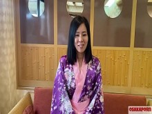 Una mujer casada de 41 años viste un yukata de cortesana y cabalga en posición de vaquera. Masturbación vergonzosa con mamada abierta al aire libre y estilo perrito de pie. Esposa infiel asexuada al estilo japonés ordinario ¿Está bien tener una aventura? 