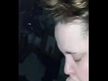 Amber crider chupa una polla mala con el pelo recogido