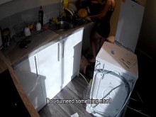 Esposa cachonda seduce a un fontanero en la cocina mientras su marido trabaja.