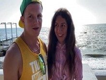 Cornudo mira a su esposa puta follando con un extraño y un extraño se corre en la boca del cornudo