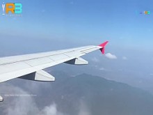 Director bahiano de viaje teniendo aventura con dos casados ​​sumisos, sexo en el avión. Comedor exhibicionista durante el vuelo en el aeropuerto. trío de bbc con dos esposas en el avión