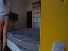 La esposa le dio obedientemente por el culo al amigo de la familia antes de que llegara su marido. casa trampa