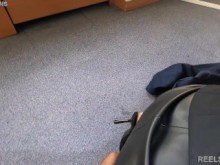 Agente de bienes raíces engaña a su novio y la follan anal durante la visita de clientes falsos