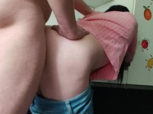 Puta MILF ama de casa con gran culo infiel anal en la cocina mientras su marido está en el trabajo