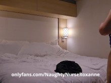 Saltando de habitación para follar con varios chicos en un hotel