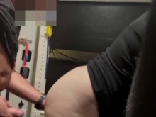Hotwife MILF chupa y folla a su constructor en su camioneta para enviársela a su marido cornudo - Hotwife Trix