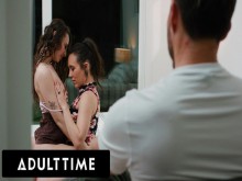 HORA DE ADULTOS - ¡La linda morena Liz Jordan hace tijeras con la jefa lesbiana de su novio, Sinn Sage, para complacerlo!