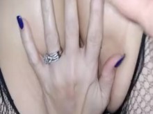 Hotwife mostrándole a su marido un creampie de toros nuevos.