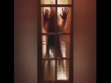 Luna se folla a un chico con los labios en la puerta de cristal conmigo, sin saberlo, al otro lado con un creampie extra épico sobre Ryan