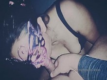 La sexy hotwife Reyna chupa la polla de su amigo mientras habla con su marido
