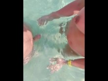 Juego con la verga de mi padrastro en el agua