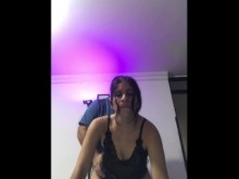 La inquilina es follada en posición de perrito sin que su marido se dé cuenta.