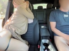 El primer dogging en público de mi esposa musulmana. Un excursionista francés casi le destroza el coño.