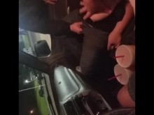 Jamie deja que el camarero de Denny la toque en el coche por primera vez.