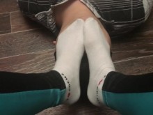 Esclava femdome en calcetines deportivos de adoración esposados ​​amante