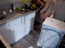 Esposa cachonda seduce al fontanero en la cocina mientras el marido trabaja
