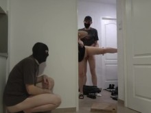 Esposa caliente pide pizza para cornudo y se folla al repartidor de pizzas (mi marido se traga su semen)